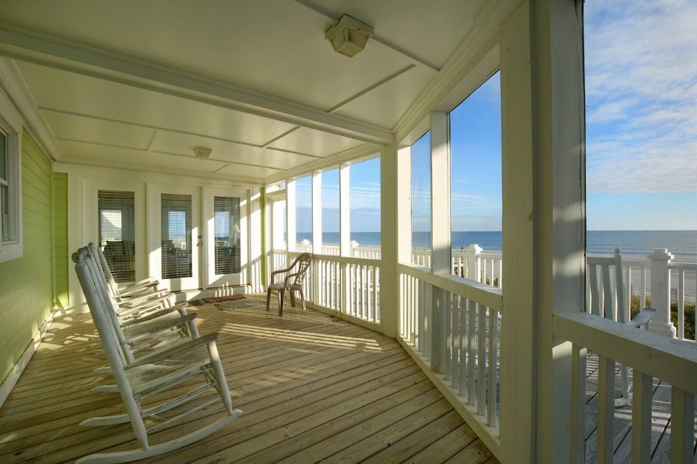 Sweet Dreams Private 4 Bedroom Home by RedAwning