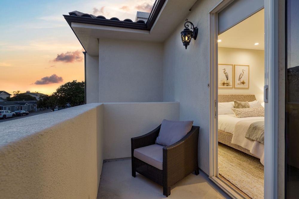 Sunset Serenity by Avantstay Rooftop w Hot Tub Fire Pit 3 Blocks to Beach