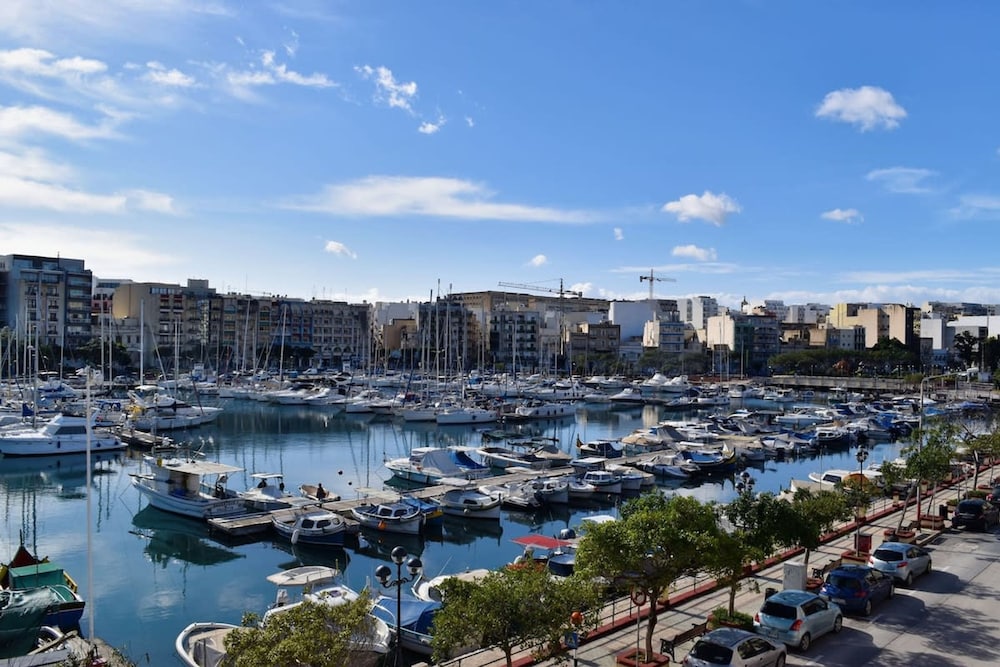 Sea View Spacious 2 Bedroom Central Apartment