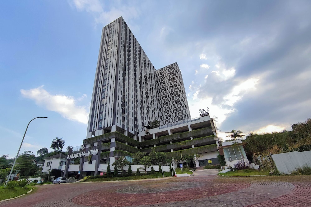 Good And Simple Look 1Br At Amartha View Apartment