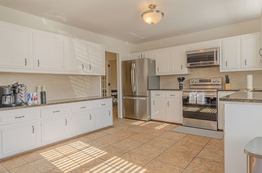 Relaxing 3BR Getaway with Pool and games