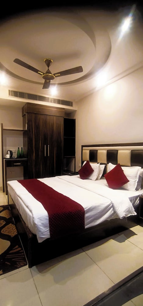Hotel President Chintpurni