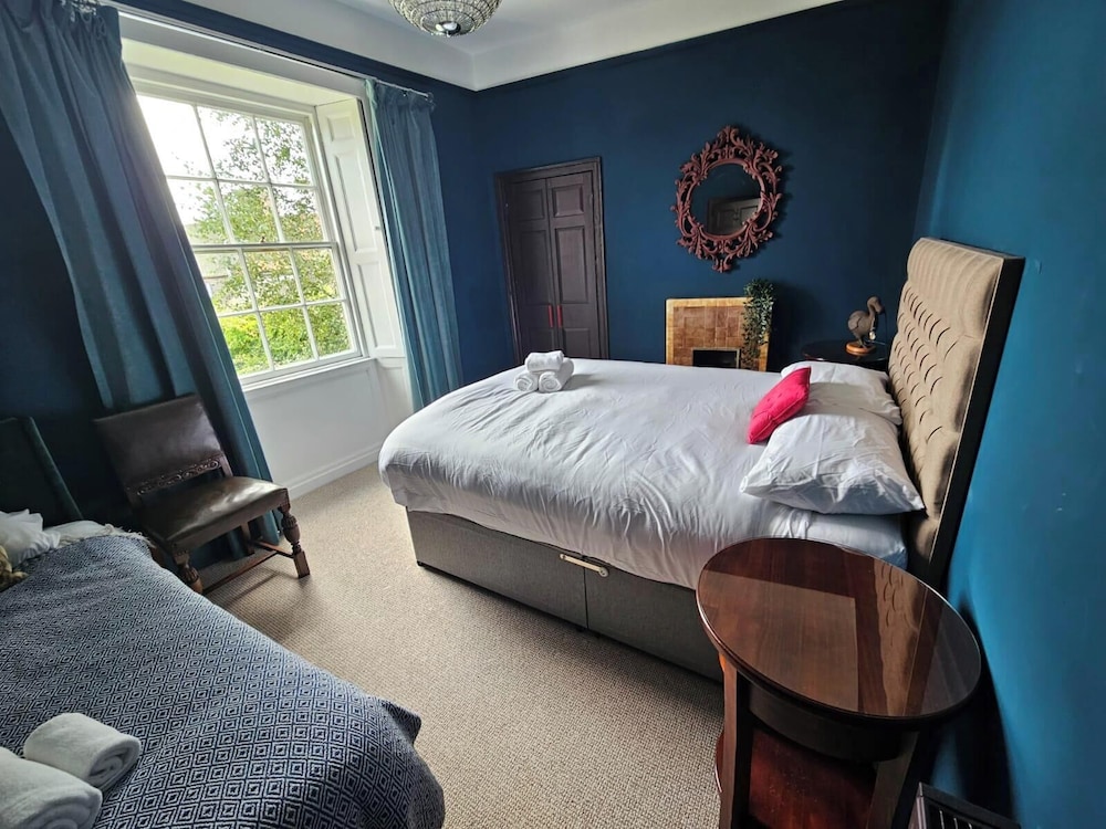 2 Bed Apartment - Sleeps 4 - Parking - Wifi