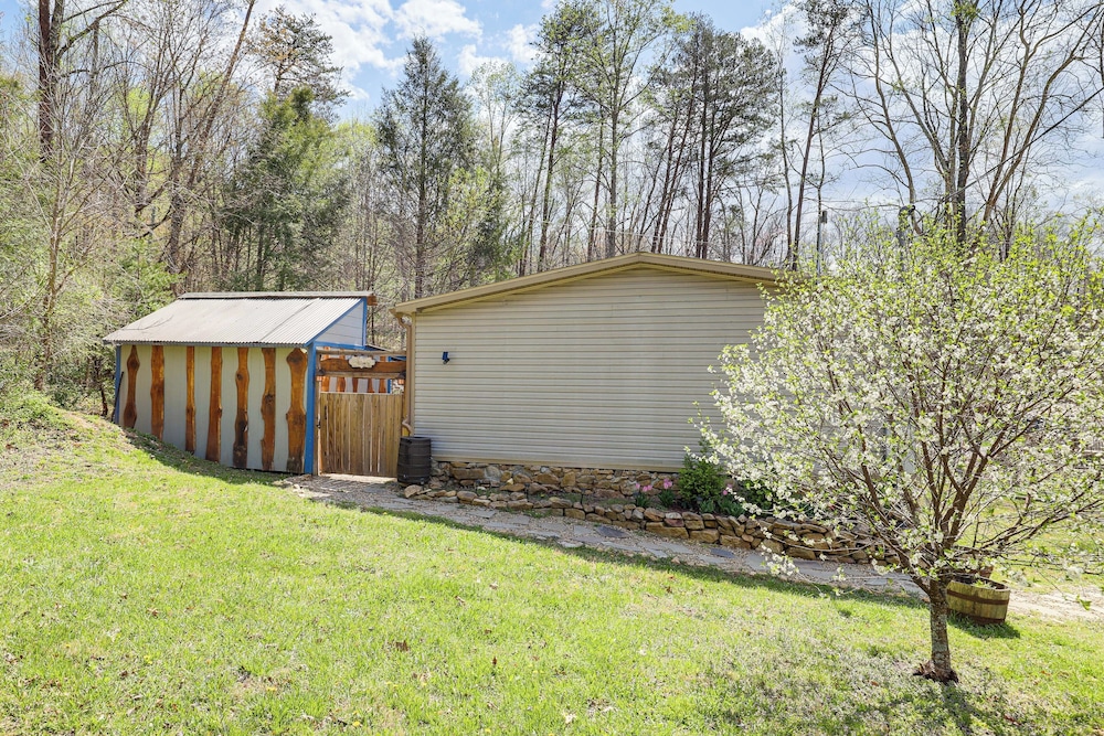 Hot Tub & Fire Pit: Getaway in Sevierville!