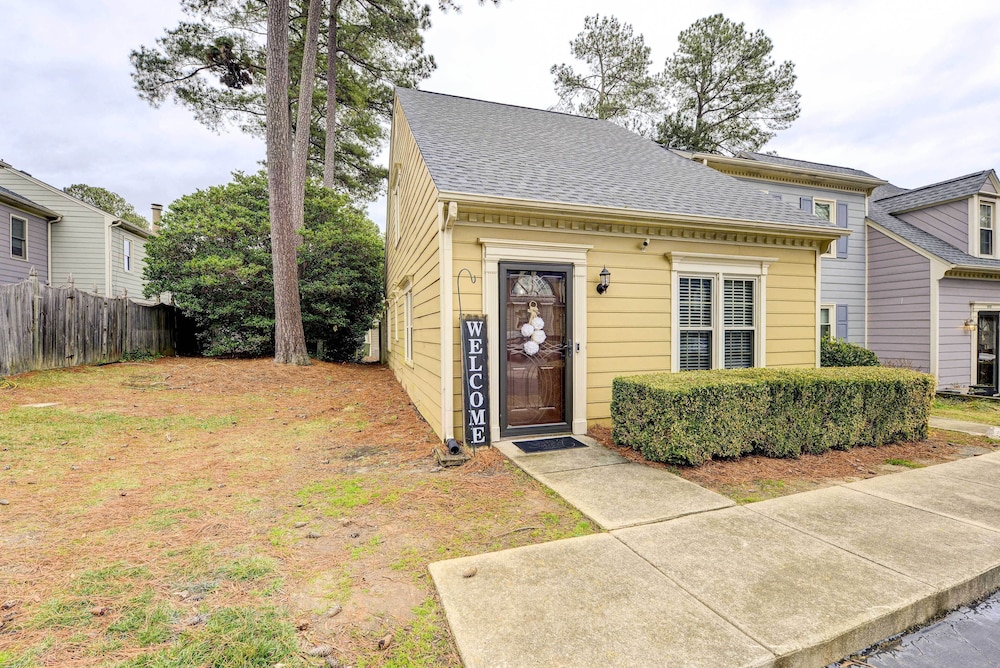 Contemporary Townhome ~ 7 Mi to Dtwn Raleigh! view 5