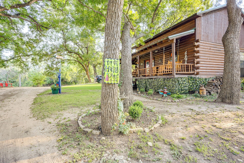 Private Pool: Fun Riverfront Retreat in Hamilton!
