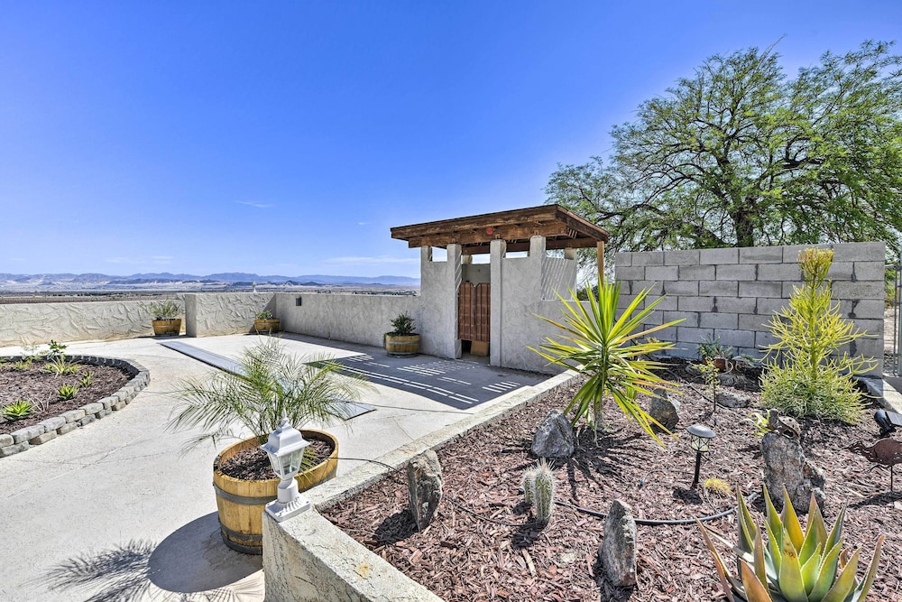 Chic Joshua Tree Pad w/ Mountain Views  Hot Tub - Property Image 4