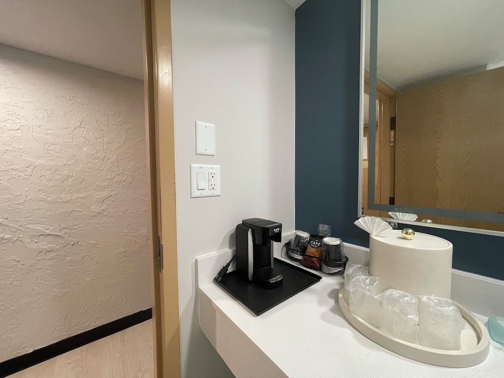 Bloomington Vacations - The Chateau Hotel and Conference Center - Property Image 79