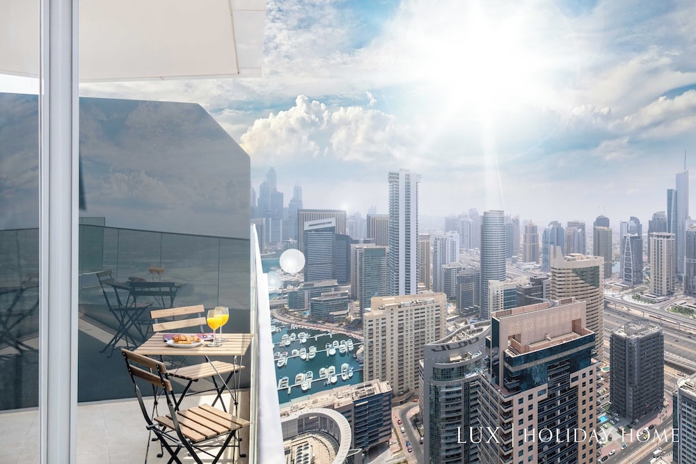 LUX  The Dubai Marina Skyline Suite