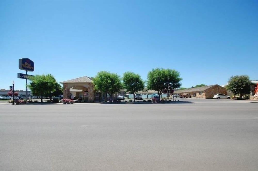 Econo Lodge Inn & Suites Vernal near Dinosaur Monument