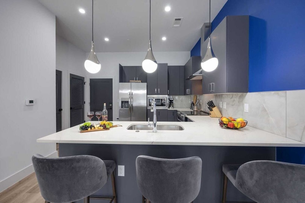 2 Modern Apartments in Heart of Midtown, Walkable Location Patio, Pool & Gym