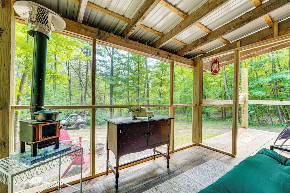 Solar-powered Brandon Studio Cabin: Hiking Access