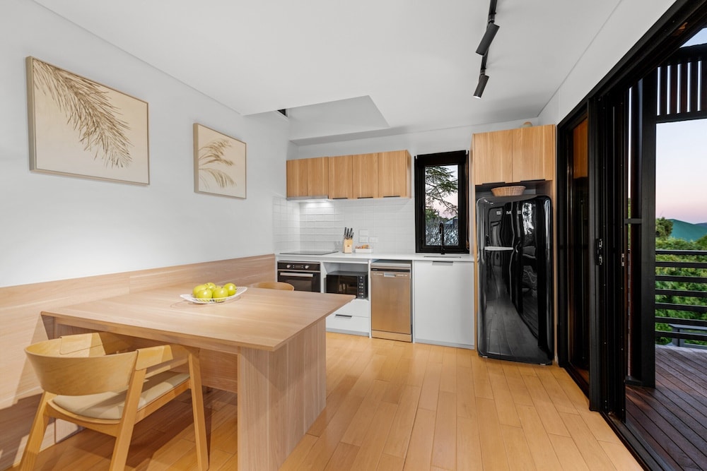 New Farm Apartment With Balcony & City Views