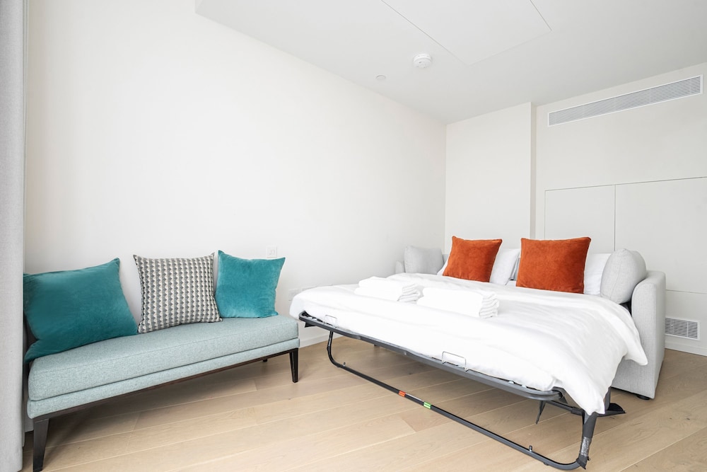 Inspiring Three-bedroom Apartment With City Views