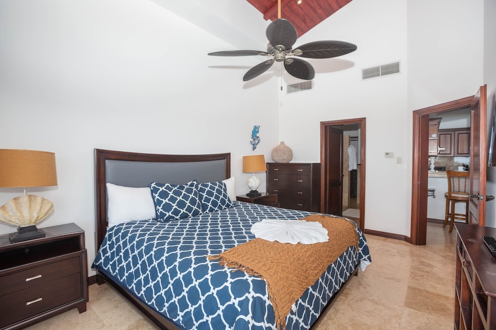 Pristine Bay Villa 1304 with large pool - 3 bedroom 3 Condo by RedAwning view 3