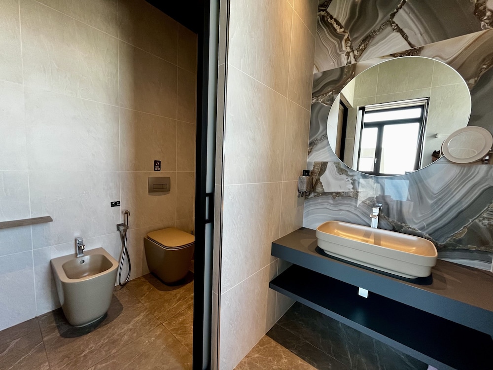 128 LIM - 2106 Stay Only Tower Suite