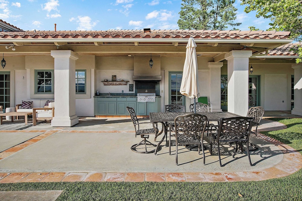 Wellsona Vineyard Retreat + Pool, Hot Tub, Views Main Home + Guest Home