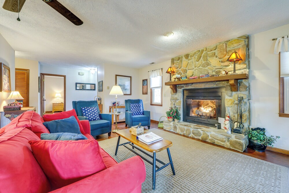 Walk to Golf Course, Mtn-view Maggie Valley Duplex