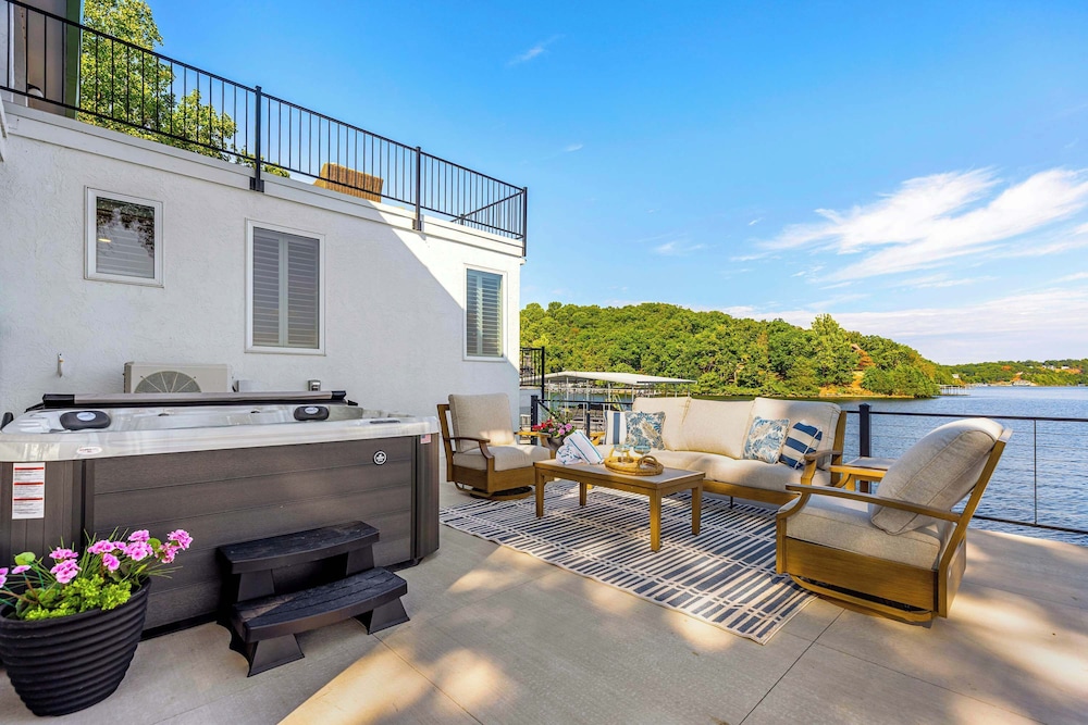 Panoramic Paradise - Lakefront Home for 15