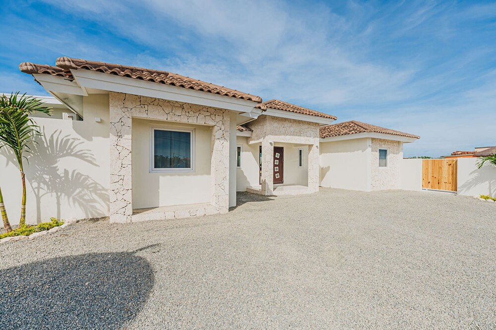 Bohostyle Villa 3min to Beach Hottub 8 Sleeps