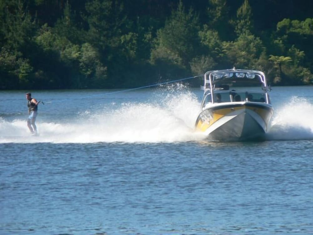 Lake Maraetai Lodge - Hostel