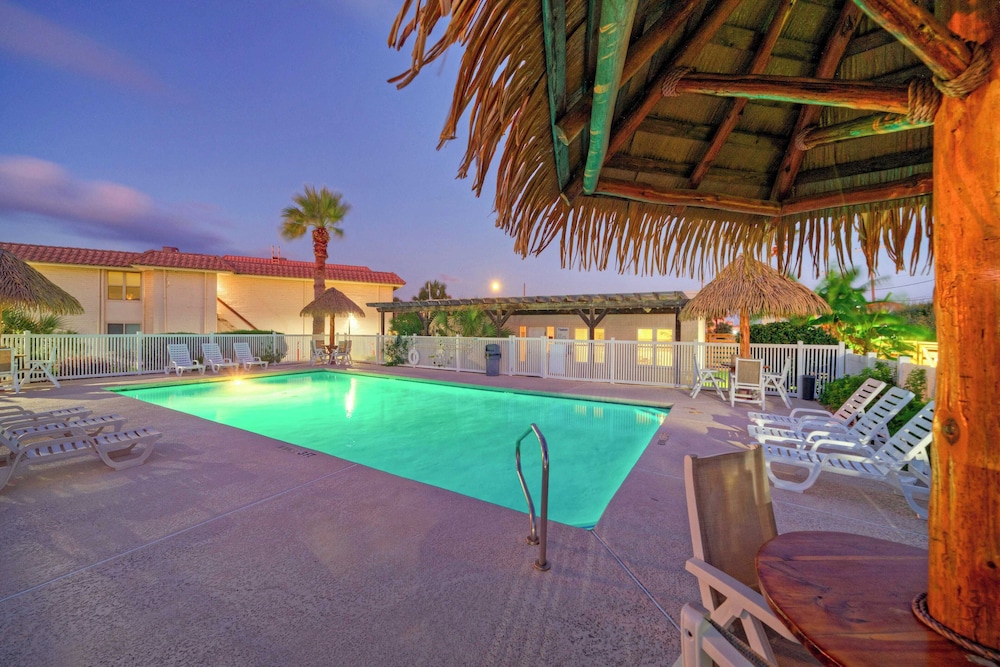 Sleeps 20 3 Condos w/ Beach Access, Pool, Tennis Courts Sea Sands Complex