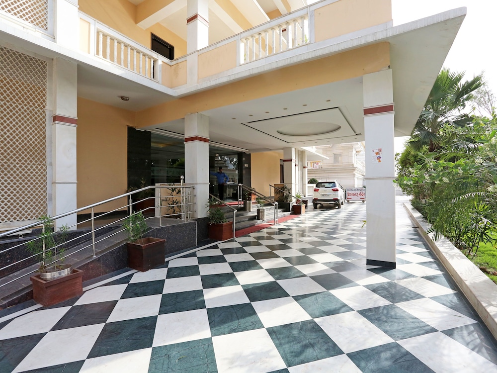 OYO 13564 Near Prem Mandir