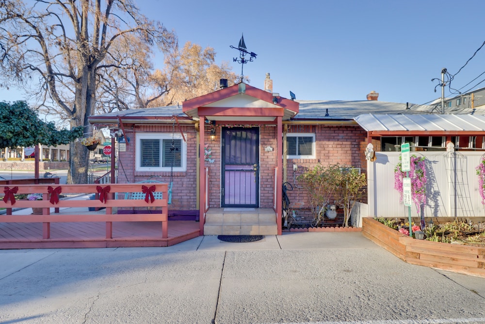 Close to Midtown! Cozy Reno 'river Cottage'