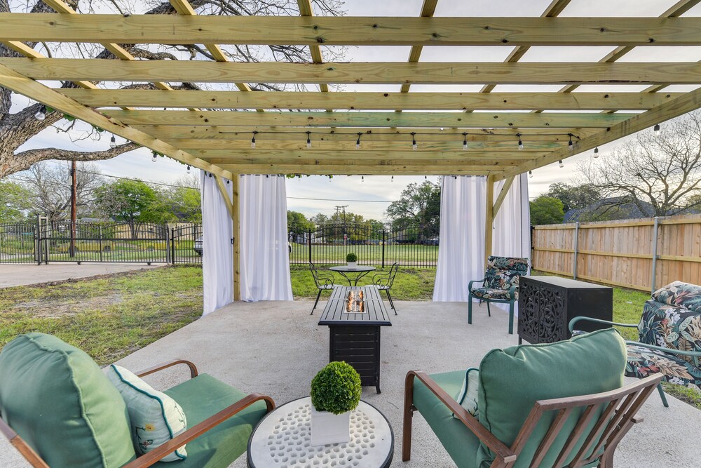 1 Mi to Dtwn Waco! Lovely Home w/ Fire Pit Table