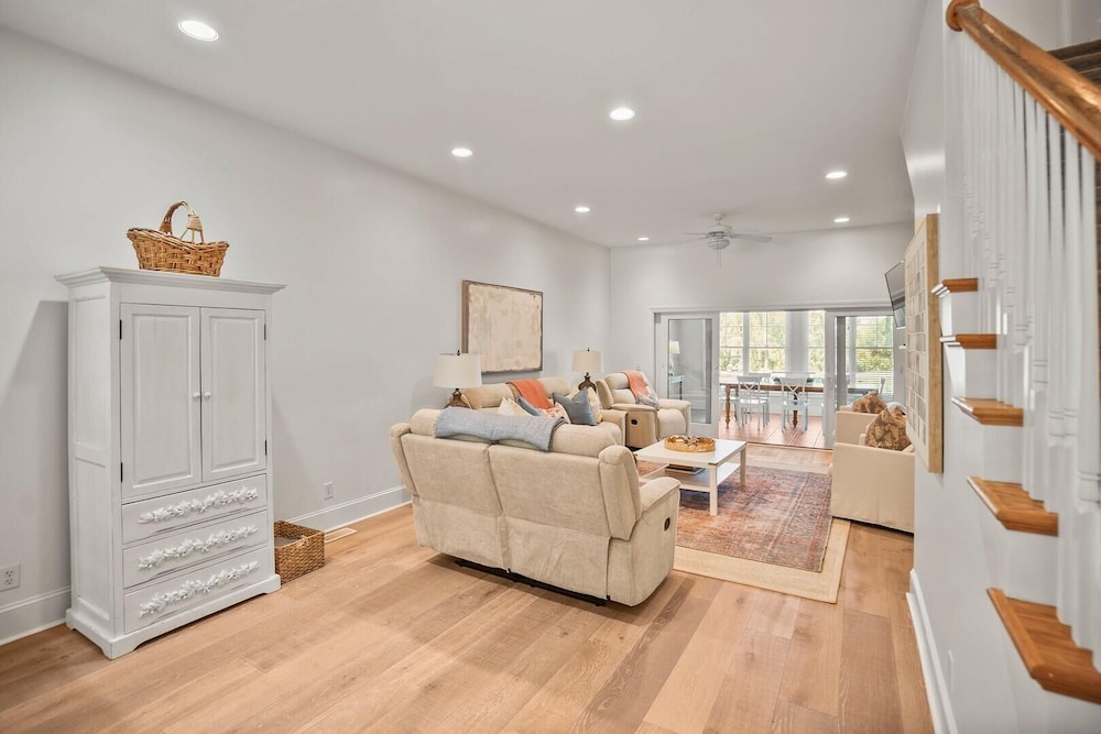 Spacious 7 Bedroom 5.5 Bath on Ocean Creek Golf Course!