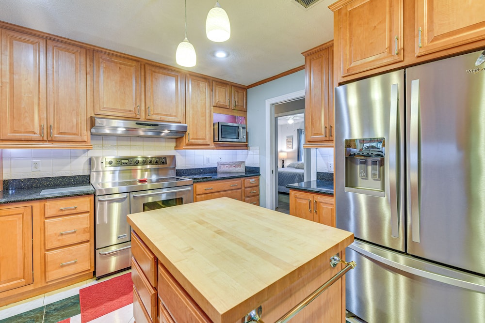 Spacious Home w/ Hot Tub in Fort Walton Beach!