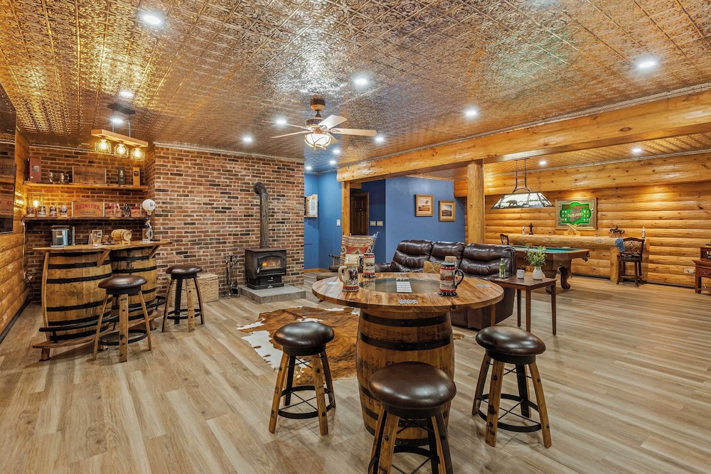 Bigwood Cabin Retreat Hot Tub, Game Room, Firepit Lounge & Private Yard
