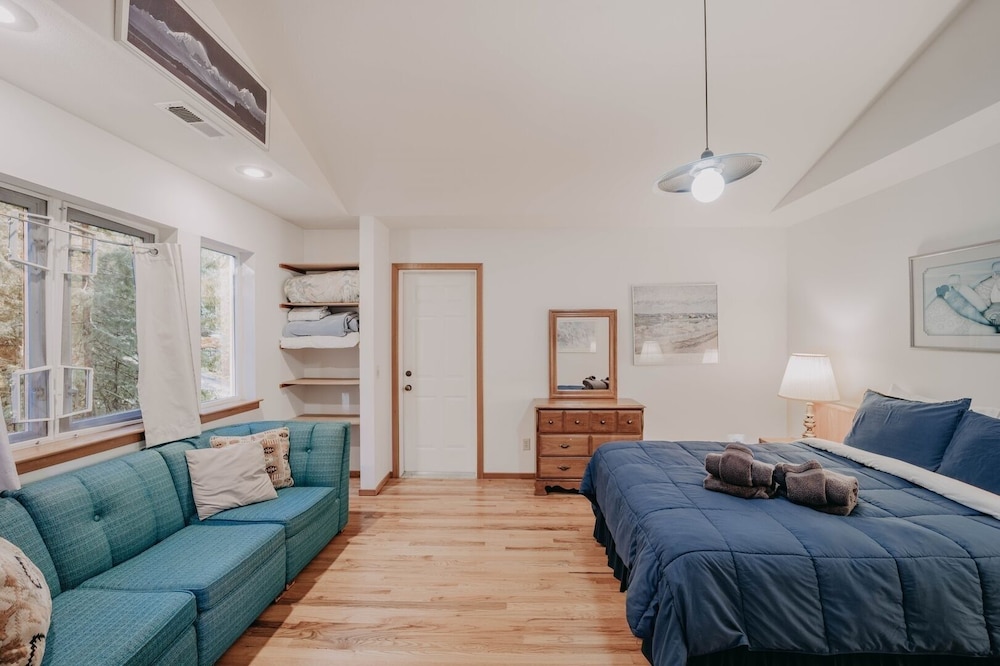 51sl - Ping Pong - Fireplace - D/w - W/d - Sleeps 8 3 Bedroom Home by RedAwning