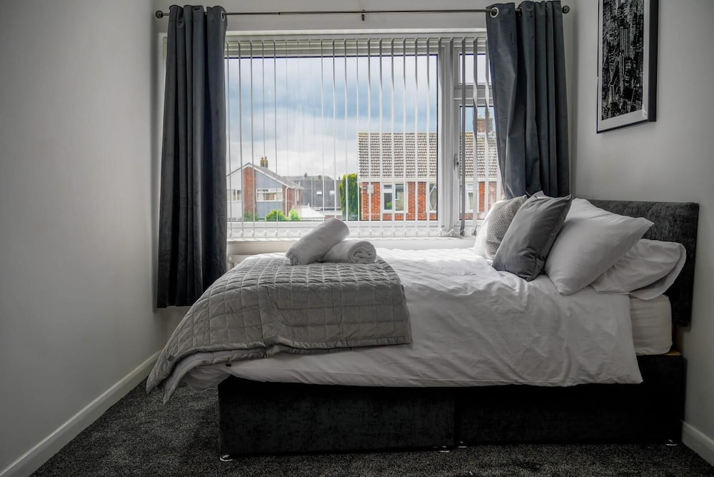 Stylish 4 Bed Apartment- Private Garden & Sleeps 8