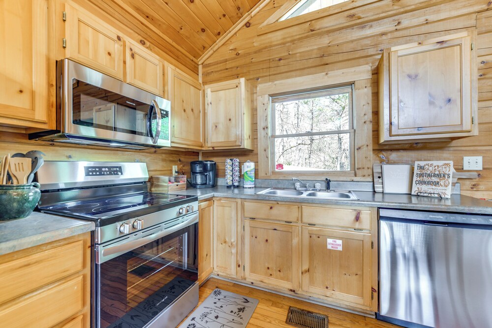 Smoky Mtn Escape w/ Hot Tub: 4 Mi to Gatlinburg!