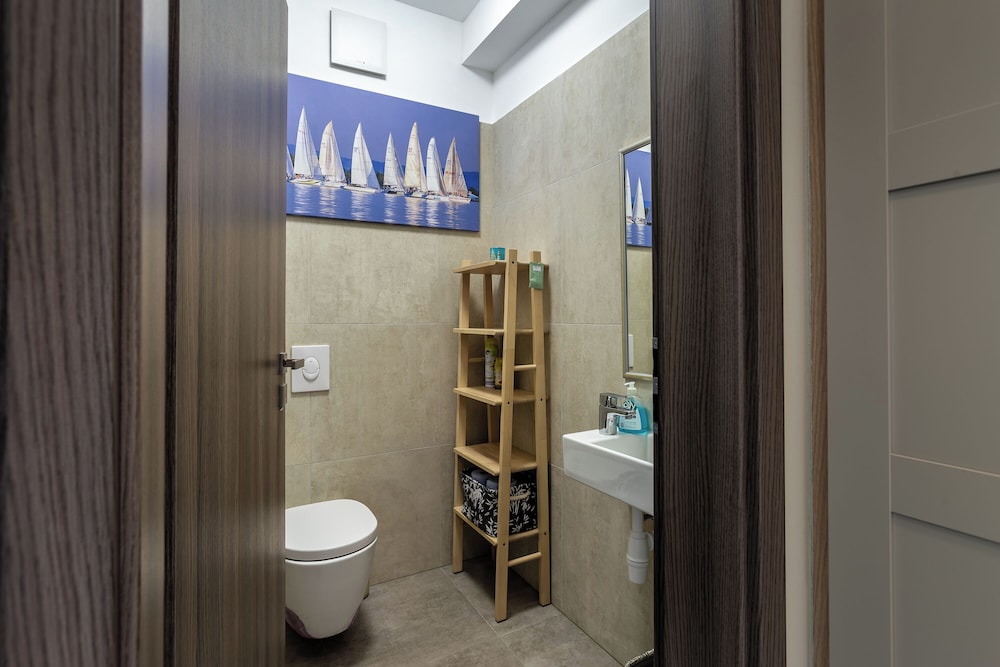 Lake Side Luxury – Steps to the Lake Lela view 2