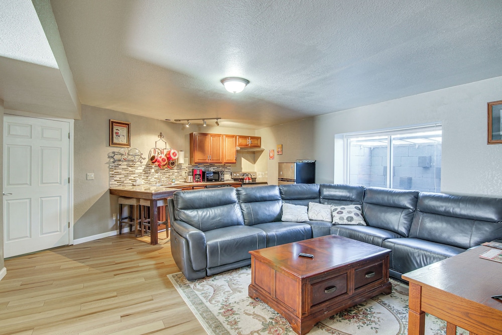 Private Hot Tub, 4 Mi to Usafa: Cozy Apartment!