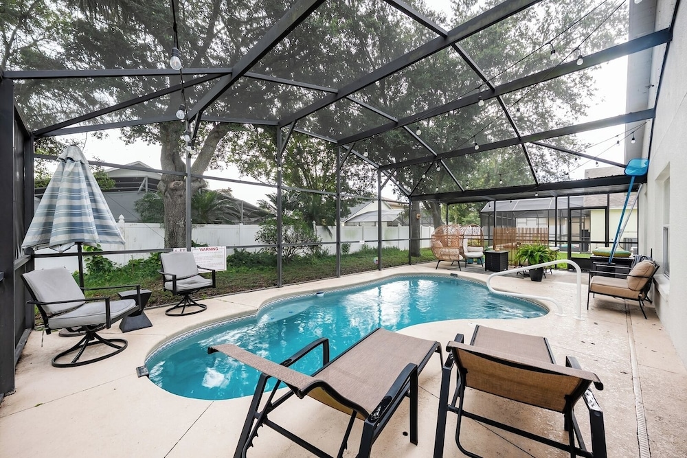 Private King BR + Pool Access Near Disney