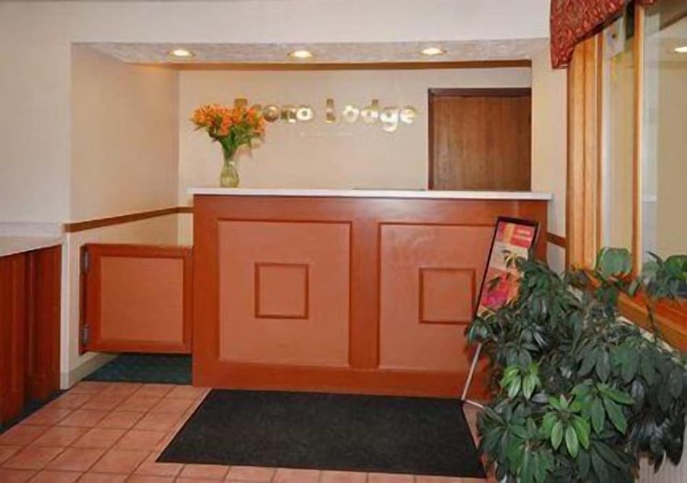 Econo Lodge Traverse City South view 4