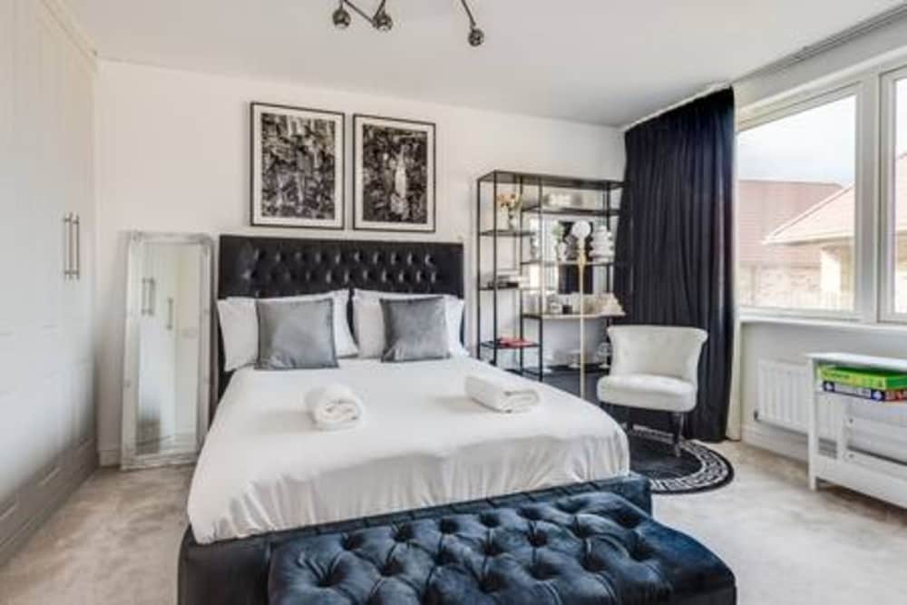 Stylish 4-br House With 3 Ensuite Free Parking