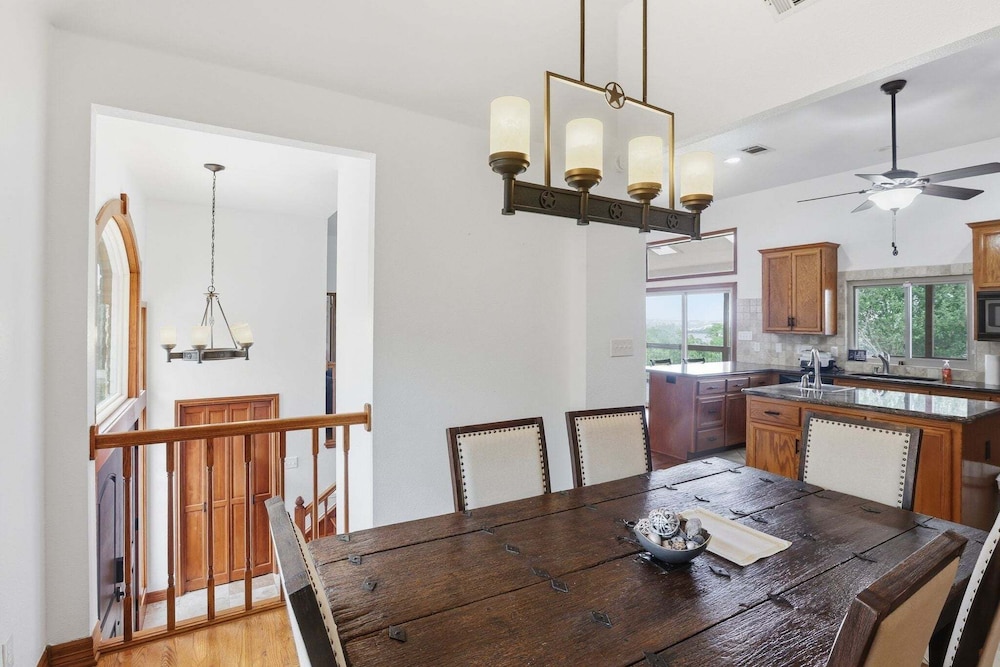 4br Leander Retreat With Hot Tub & Views 4 Bedroom Home