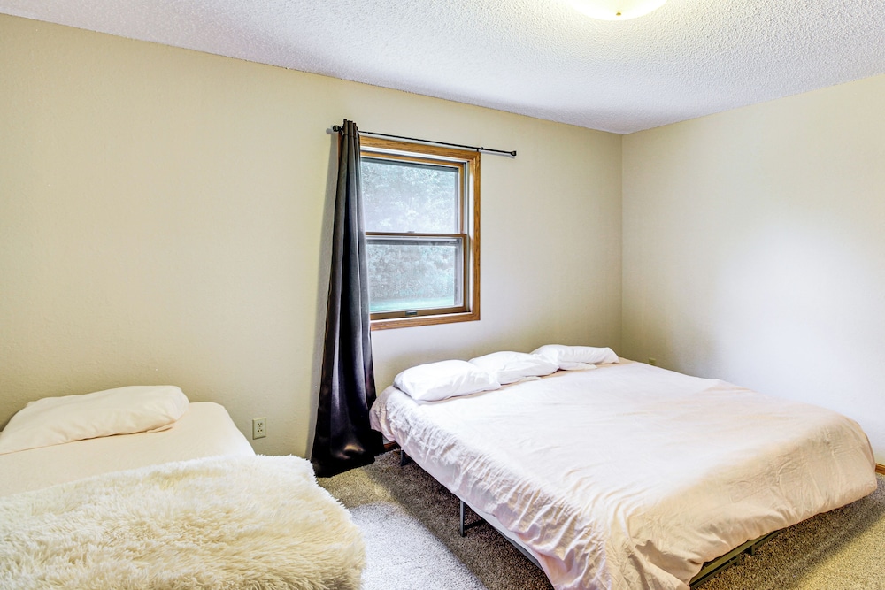 Hot Tub & 2 Recreation Rooms: Spacious Onamia Home