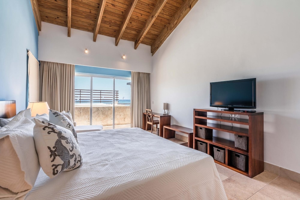 Beachfront w Jacuzzi Sotogrande at Cap Cana view 2