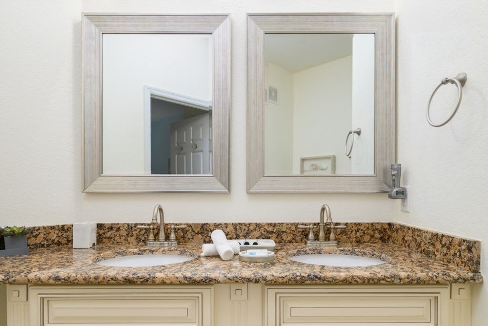 Penthouse Gem. All New! 3 Bedroom Condo by Redawning
