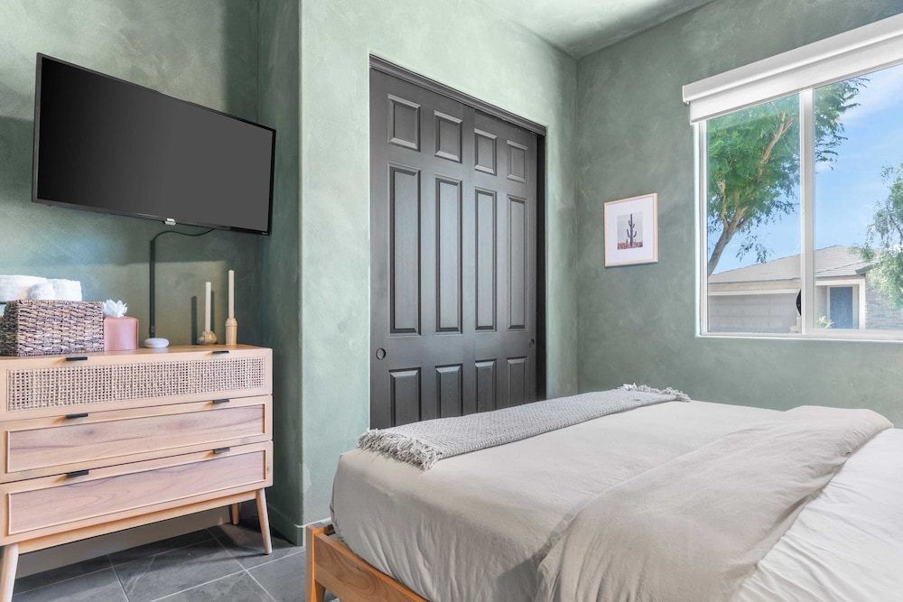 Designer Desert Oasis w/ Pool, Hot Tub, Outdoor Lounge The Riley by Avantstay