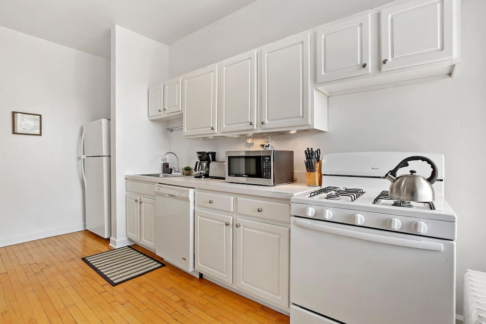 Feel at Home 2BR Apt - Buckingham 3