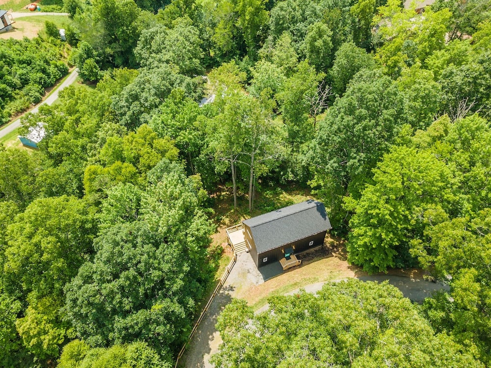 Hot Tub Nestled in the Forest w Chef s Kitchen