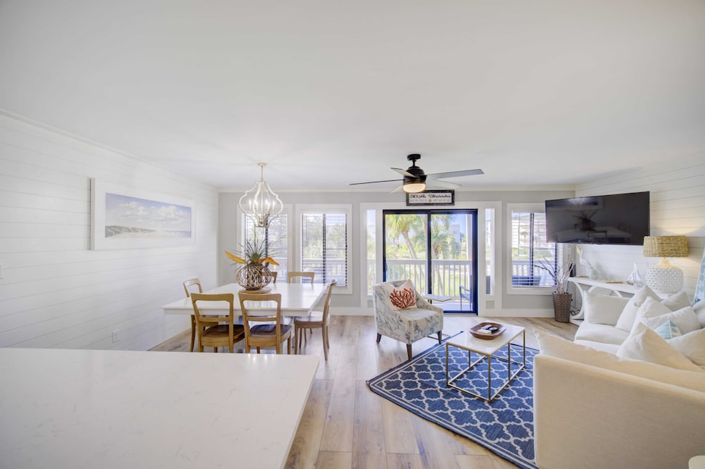 2 Condos, Steps to the Beach Pool+hot Tub, Balcony Lounge Triton & Sea Haven