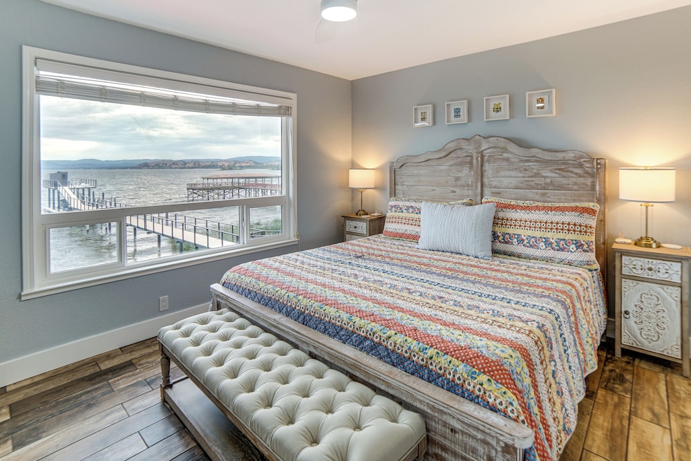 Waterfront Clear Lake Home w/ Game Room & Deck!