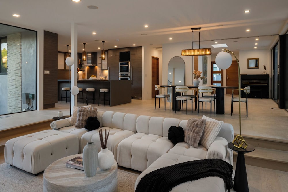 Valea Estate - Secluded Beverly Hills Retreat 1-acre Oasis